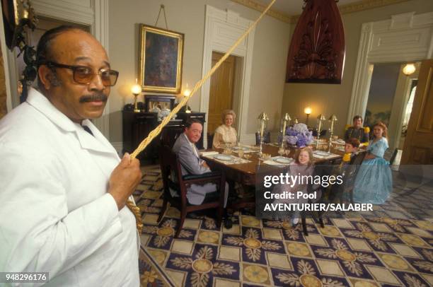 La famille Callon en costume traditionnel dans la salle à manger de la demeure de Melrose en juin 1987 à Natchez, Louisiane, Etats-Unis.