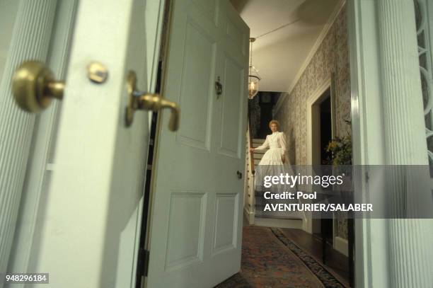 Femme en costume traditionnel dans la demeure historique de Linden construite en 1800 en juin 1987 à Natchez, Louisiane, Etats-Unis.