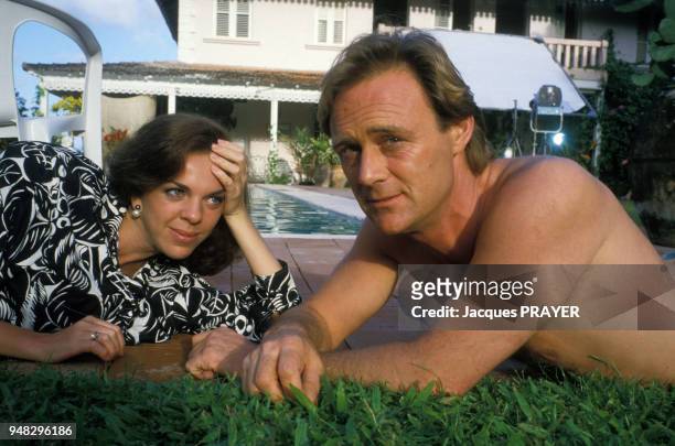 Christopher Cazenove et Consuelo de Haviland lors du tournage du TV-Film 'Un parfum d'Odyssée' en février 1988, La Martinique.