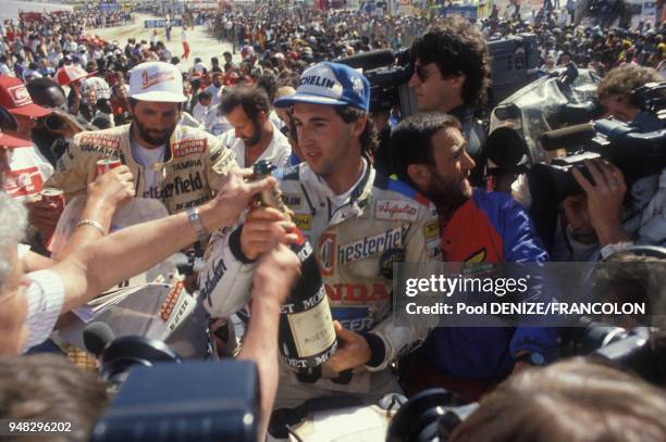 Arrivée à Dakar de la course automobile du Rallye du Paris-Dakar en janvier 1988, Sénégal.