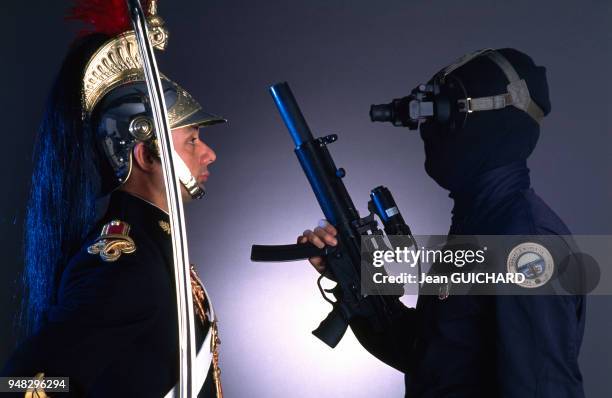 Présentation de l'équipement du Groupe d'Intervention de la Gendarmerie Nationale - le GIGN - avec en comparaison à gauche l'uniforme d'un garde...