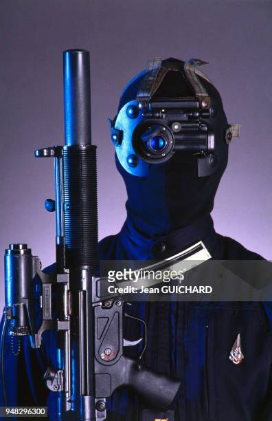 Présentation de l'équipement du Groupe d'Intervention de la Gendarmerie Nationale - le GIGN - en juin 1988 en France.