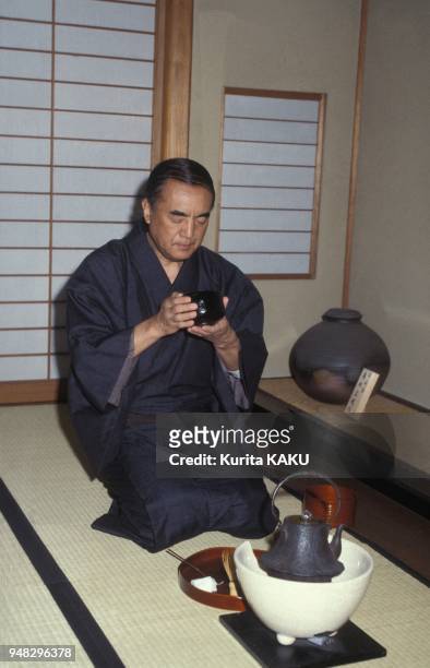 Close up Yasuhiro Nakasone, premier ministre japonais, habillé en kimono et buvant du thé en janvier 1983 au Japon.