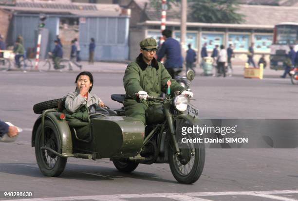 Side-car dans les rues de Shangai en septembre 1983 a Shangai, Chine.