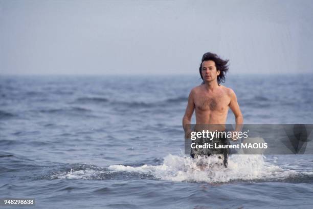 Le journaliste et romancier Gonzague Saint Bris se baigne pendant le Festival du film romantique en juin 1984 à Cabourg, France.