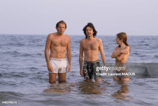 Les journalistes et romanciers Patrick Poivre d'Arvor et Gonzague Saint Bris se baigne pendant le Festival du film romantique en juin 1984 à Cabourg,...
