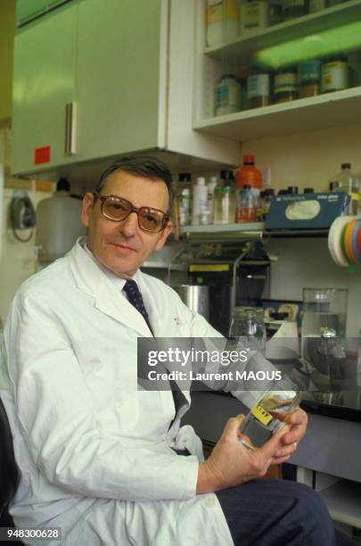 Close up François Gros, biologiste à l'Institut Pasteur dans son laboratoire, le 6 janvier 1987 à Paris, France.