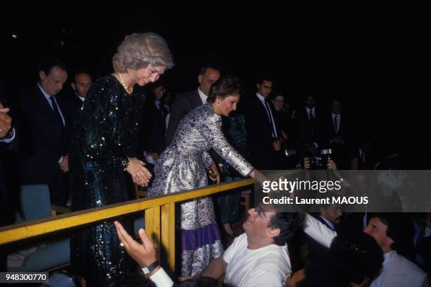 La reine Sofia d'Espagne félicitant le ténor Placido Domingo lors de la première de l'opéra de Verdi 'Aïda' à Louxor le 2 mai 1987, Egypte.