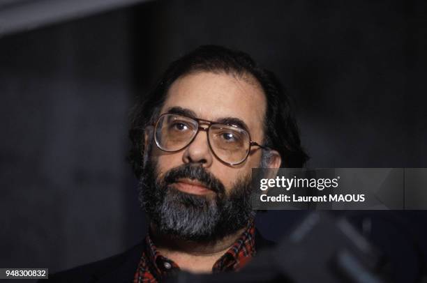 Le réalisateur Francis Ford Coppola teste une nouvelle caméra chez Captain Video, société de production vidéo, le 4 février 1986 à Paris, France.