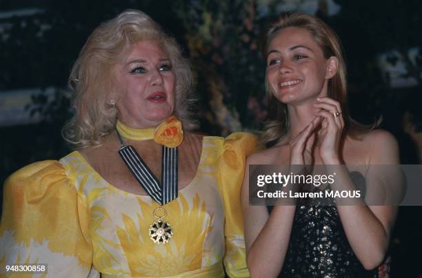 Actrice américaine Ginger Rogers avec Emmanuelle Béart au Festival du film romantique en juin 1987 à Cabourg, France.