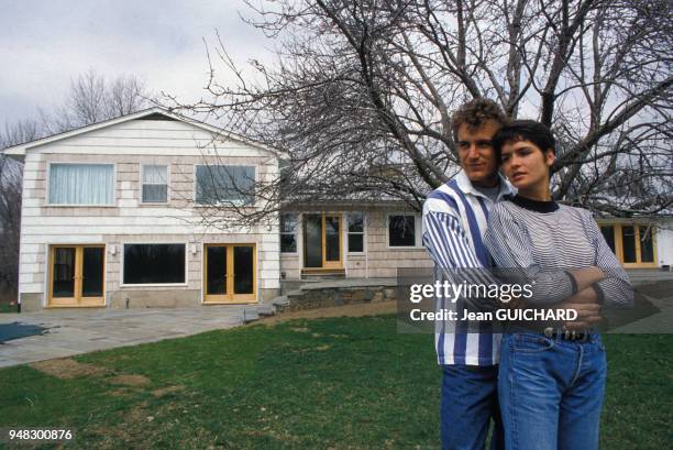 Mats Wilander avec sa femme Sonya dans leur maison du Connecticut le 3 avril 1988 aux Etats-Unis.