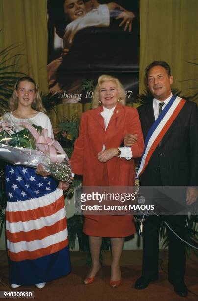 Actrice américaine Ginger Rogers honorée par le maire de la ville Michel Moles pendant le Festival du film romantique en juin 1987 à Cabourg, France.