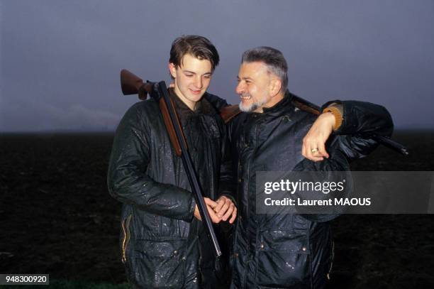 Close up Michel Baroin, PDG de la Fnac, à la chasse avec son fils François en novembre 1986, France.