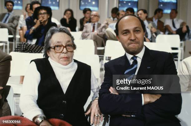 Marguerite Duras et Laurent Fabius dans l'émission télévisée 'L'Heure de Vérité' consacrée à Jack Lang le 1er juillet 1987 à Paris, France.