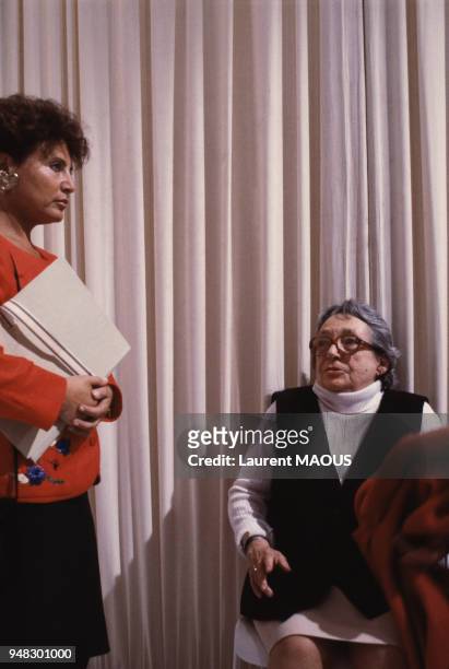 Monique Lang et Marguerite Duras dans l'émission télévisée 'L'Heure de Vérité' consacrée à Jack Lang le 1er juillet 1987 à Paris, France.