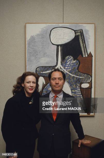 Portrait de Claude Picasso devant un tableau de son père, le 10 mars 1986, France.