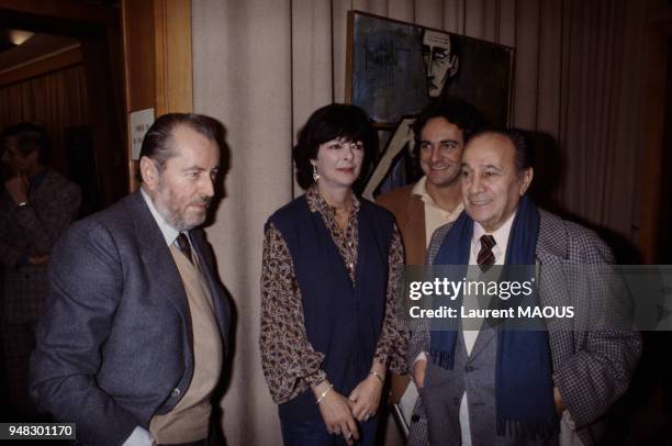 Le peintre Bernard Buffet entouré de son épouse Annabelle, Tino Rossi et son fils Laurent lors de son exposition à Paris le 4 février 1982, France.