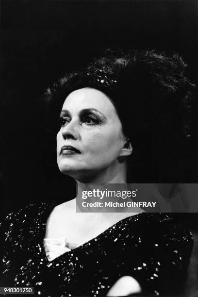 Jeanne Moreau dans la pièce de théatre 'La Chevauchée sur le lac de Constance' de Peter Handke à l'espace Pierre Cardin le 7 janvier 1974 à Paris,...