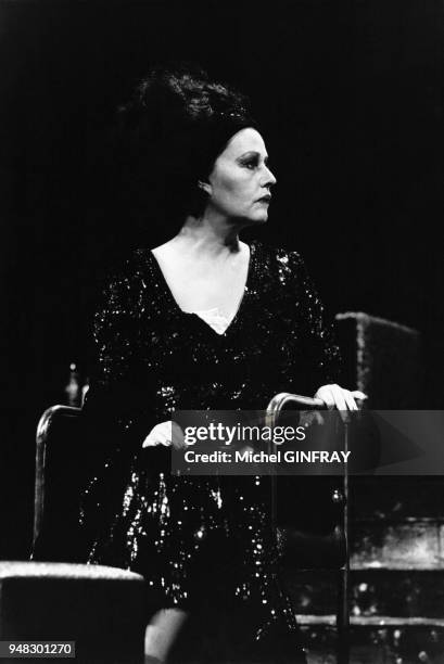 Jeanne Moreau dans la pièce de théatre 'La Chevauchée sur le lac de Constance' de Peter Handke à l'espace Pierre Cardin le 7 janvier 1974 à Paris,...