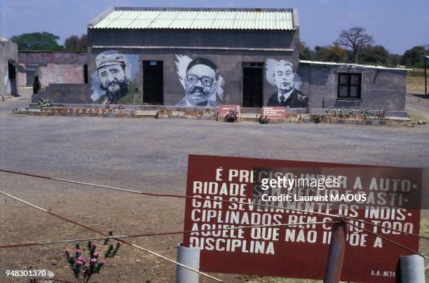 Dessins de Fidel Castro, Agostinho Neto et Léonid Brejnev en Angola en septembre 1987.
