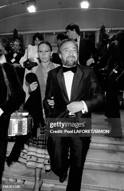 Ugo Tognazzi et son épouse Franca Bettoia descendent les marches du festival de Cannes pour la présentation du film 'La tragédie d'un homme ridicule'...