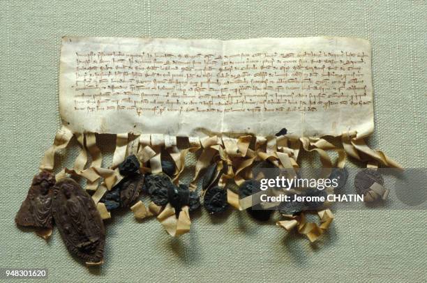 Une lettre des barons d'Angleterre envoyée au roi Saint Louis, ornée de 27 sceaux qui tiennent lieu de signatures, est conservée aux Archives...