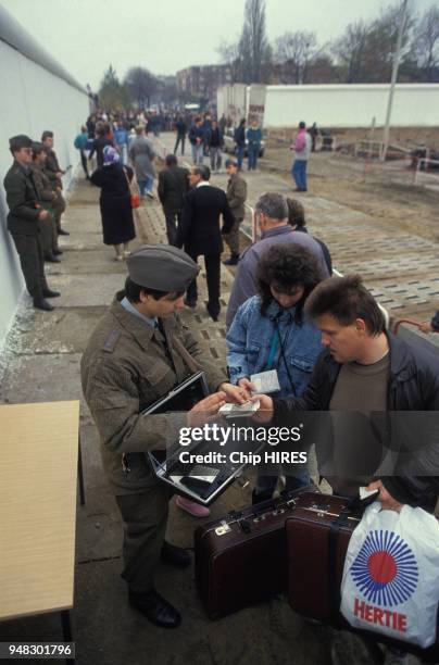 Les Berlinois goûtent la liberté de circuler librement trois jours après le début de l'ouverture du Mur de Berlin le 12 novembre 1989 en Allemagne.