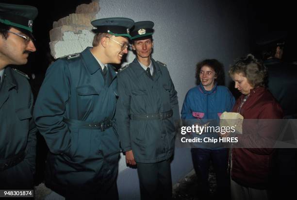 Les Berlinois goûtent la liberté de circuler librement trois jours après le début de l'ouverture du Mur de Berlin comme ces femmes tenant des pierres...