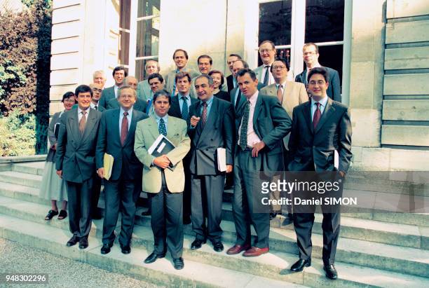 Les conseillers de Lionel Jospin parmi lesquels Aquilino Morelle, à droite les mains dans les poches, en septembre 1997 à Paris, France.
