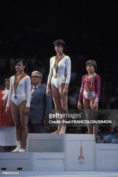 La championne roumaine Nadia Comaneci médaille d'or lors des Jeux olympiques de Moscou en juillet 1980 en Russie.
