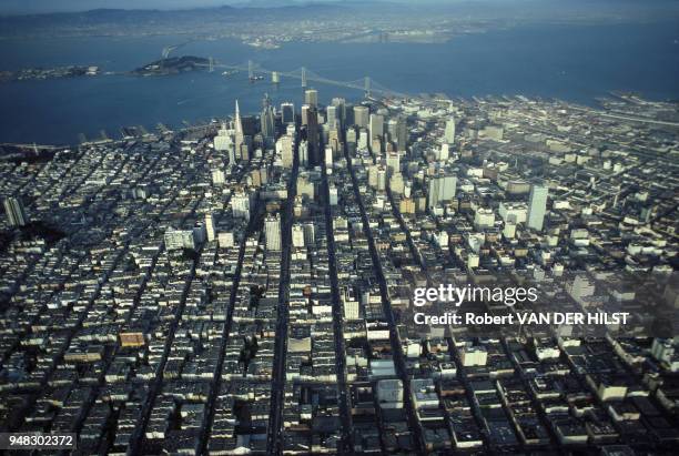 Vue aérienne de la ville de San Francisco avec le San Francisco Bay Bridge et Treasure lsland en mai 1980 aux Etats-Unis.