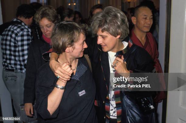 Artiste et militante Barbel Bohley et Petra Kelly, du parti des Verts, lors de la visite du Dalaï-Lama le 6 décembre 1989 à Berlin, Allemagne.