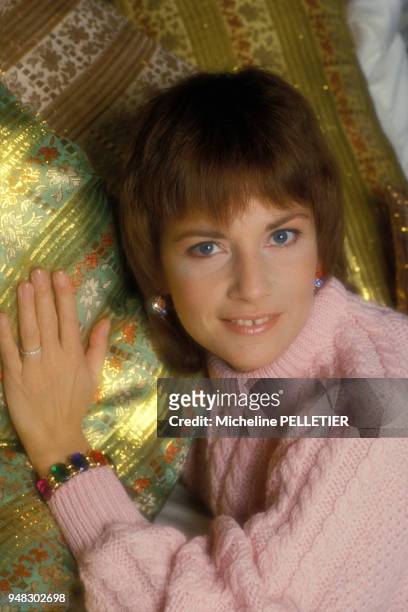 Close up Nicole Calfan, actrice, chez elle le 5 février 1986 en France.
