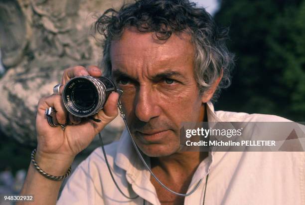 Le réalisateur Philippe de Broca lors du tournage du film 'Louisiane' en juillet 1983 à Paris, France.