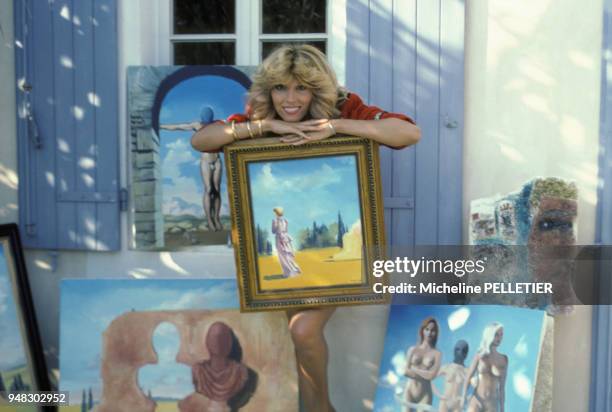 Close up Amanda Lear dans sa maison de vacances en septembre 1982 à Saint-Rémy-de-Provence, France.