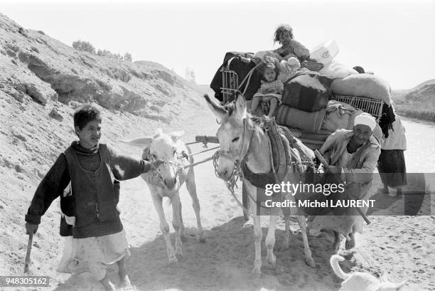 Populations egyptiennes fuyant l'armée israélienne dans les environs d'Ismailia après la guerre du Kippour le 7 novembre 1973 en Egypte.