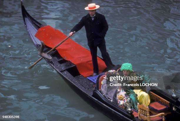 Couple déguisé fait une ballade en gondole lors du carnaval de Venise en février 1985, Italie.