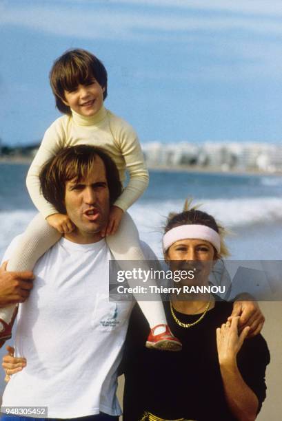 Marc Pajot sur une plage avec sa femme et sa fille en 1982.