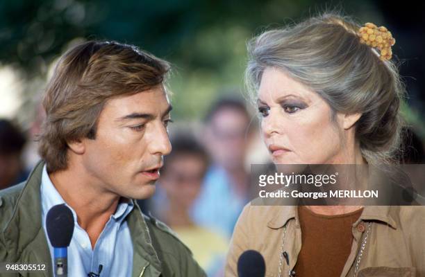 Le journaliste Allain Bougrain-Dubourg avec Brigitte Bardot sur le plateau de l'émission de télévision 'Entre chien et loup' dans laquelle l'actrice...
