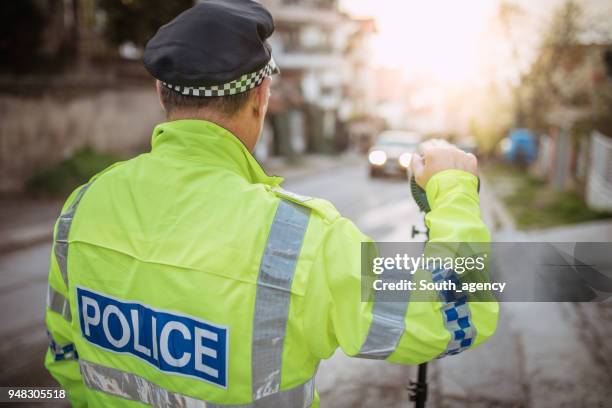 radar controle op de weg - lasergun stockfoto's en -beelden