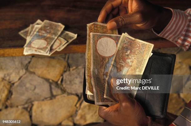 Liasse de billets de francs CFA à Bangui, en janvier 1994, République centrafricaine.