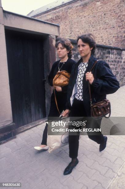 Christine Villemin allant visiter son mari à la prison de Saverne, en juin 1985, dans le Bas-Rhin, France.