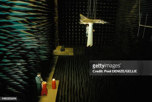 Expérimentations sur les ondes électromagnétiques par la Défense nationale, dans une chambre anéchoïque, le 4 mars 1988, France.