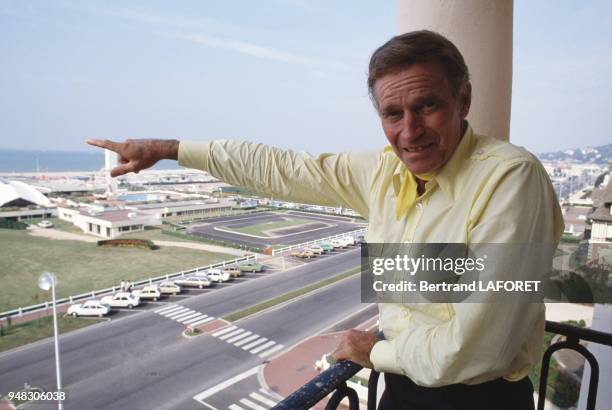 Acteur américain Charlton Heston au balcon de son hôtel pendant le Festival du cinéma américain de Deauville, dans le Calvados, le 11 septembre 1982,...