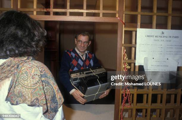 Guichet d'une caisses de crédit municipal en France, le 3 janvier 1987.