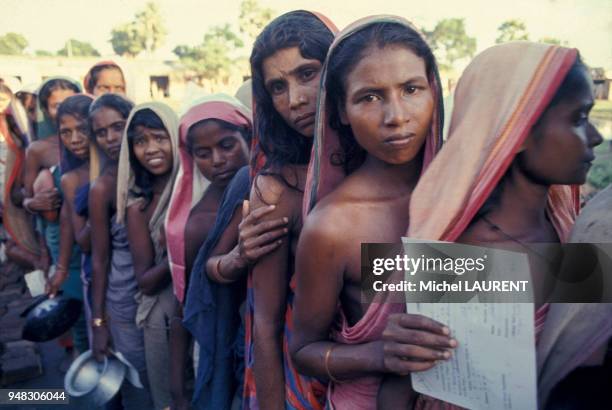Femmes faisant la queue pour recevoir de la nourriture lors d'une famine au Bangladesh, en novembre 1974.