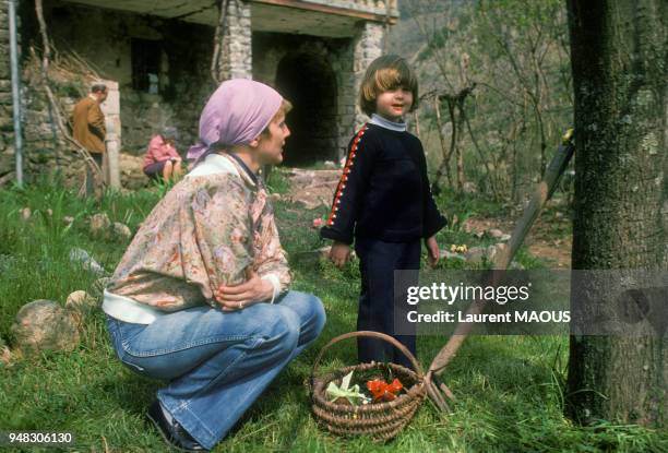 Enfant recherchant des oeufs de Pâques dans un jardin, en avril 1978.