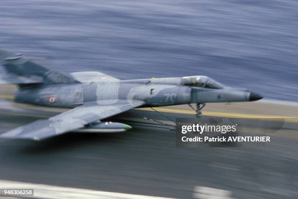 Avion de chasse décollant du pont du porte-avions Clémenceau, en mars 1985.