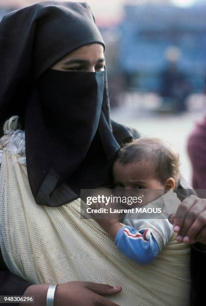 Jeune maman allaitant son bébé au Maroc.