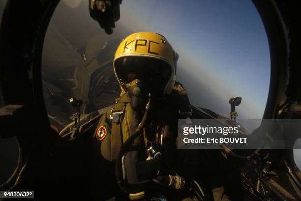 Pilote d'avion de chasse dans son cockpit, en avril 1987, France.